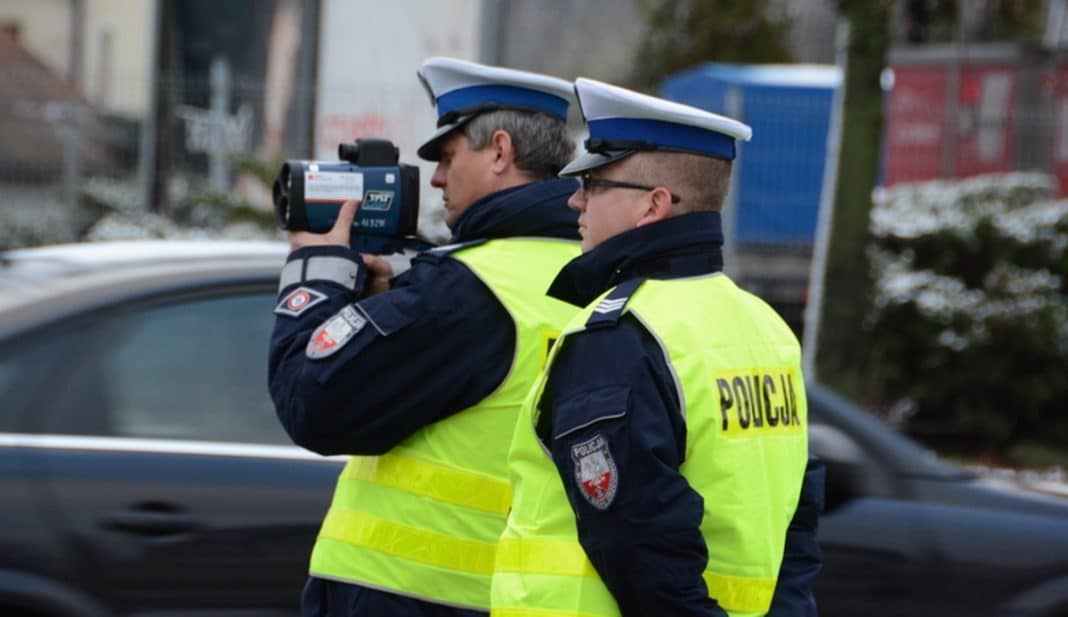 Policjanci zatrzymują kobietę za przekroczenie prędkości na drodze.