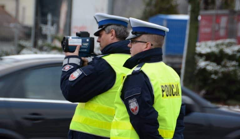 Policjanci zatrzymują kobietę za przekroczenie prędkości na drodze.