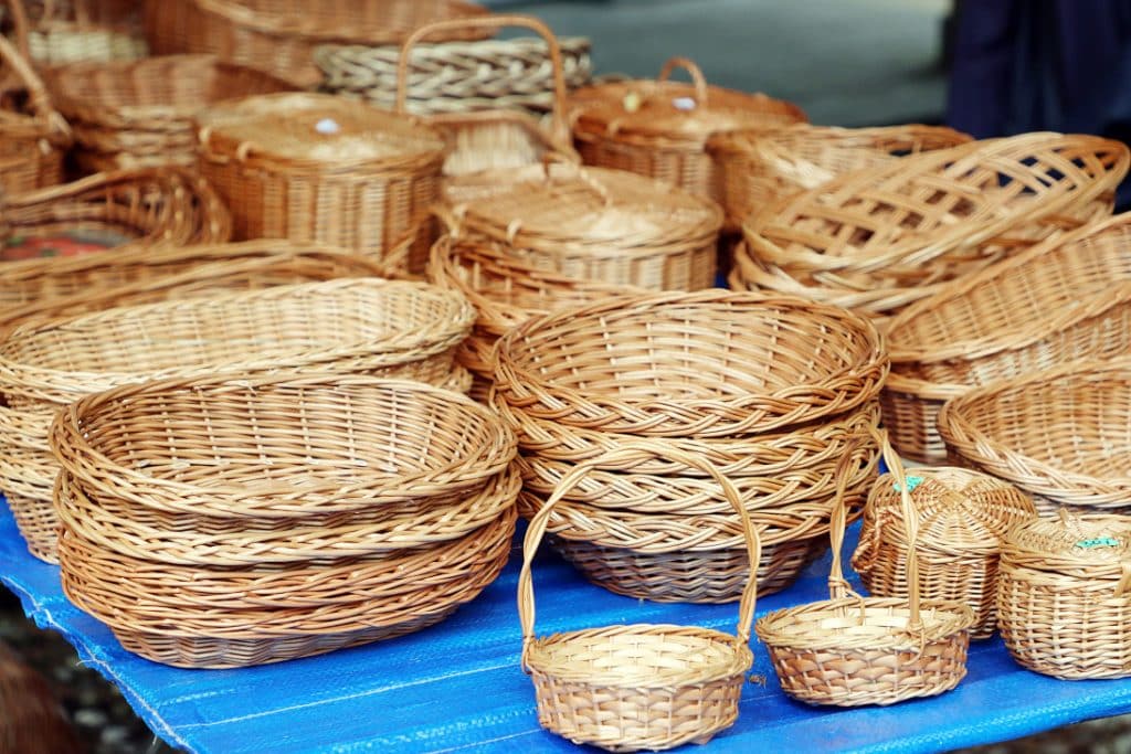 Kosze wiklinowe na stoisku podczas targ&oacute;w ogrodniczych w Olsztynie.