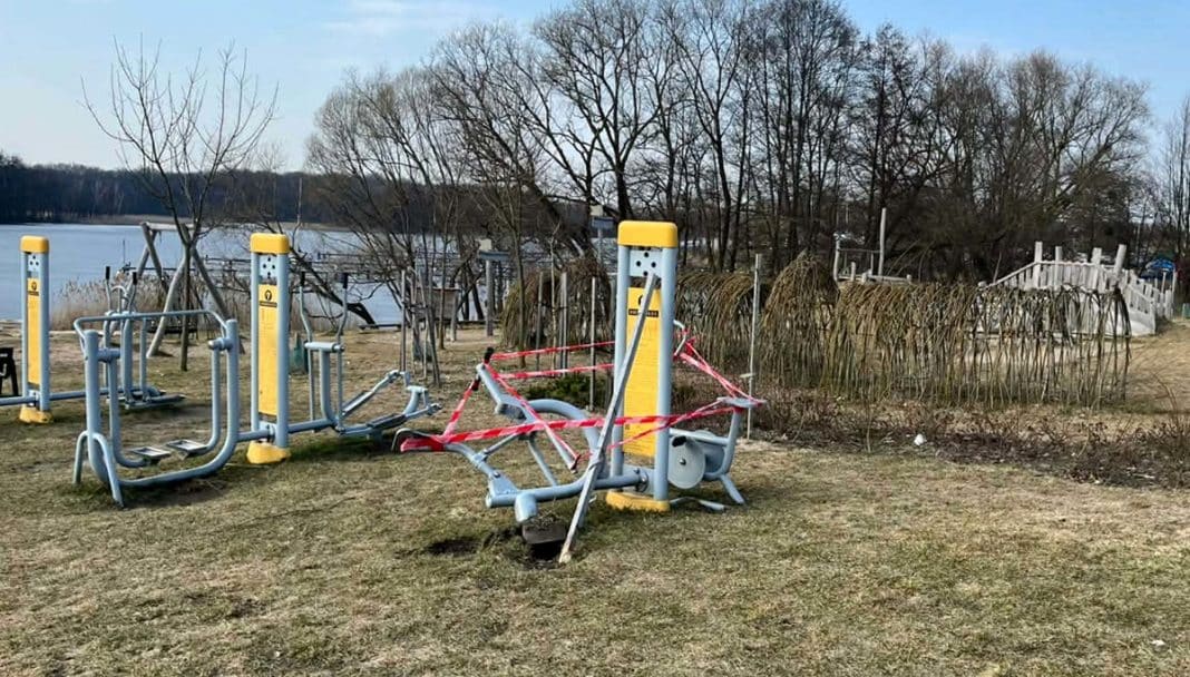 Zniszczone urządzenia plenerowej siłowni po wypadku samochodowego w Iławie.