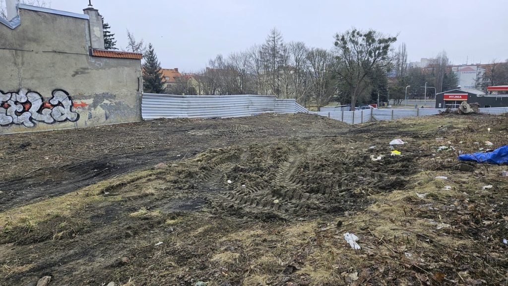 Teren przy szpitalu w Olsztynie jest obecnie wykarczowany i przygotowany pod budowę nowoczesnego budynku.