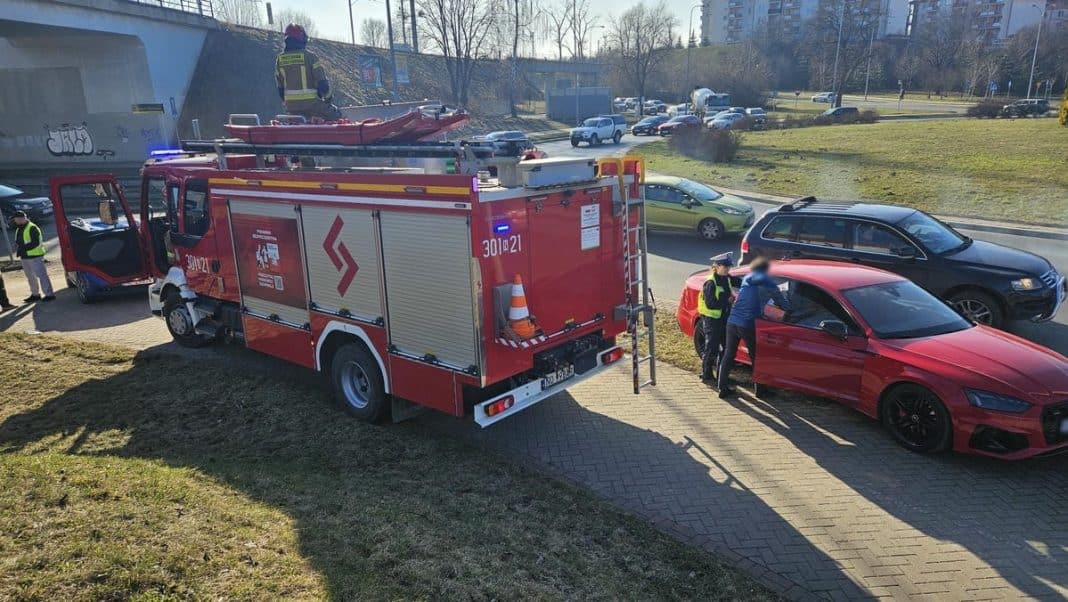 Samoch&oacute;d wywr&oacute;cony na rondzie w Olsztynie, służby ratunkowe na miejscu zdarzenia.