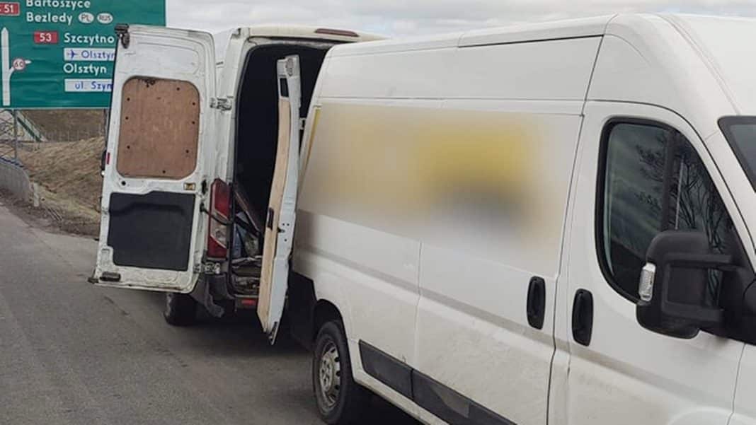 Dwa busy kuriera zatrzymane na obwodnicy Olsztyna podczas interwencji policji.