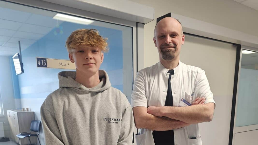 Lekarz i chłopak na oddziale szpitalnym, przygotowują się do operacji ortopedycznej.