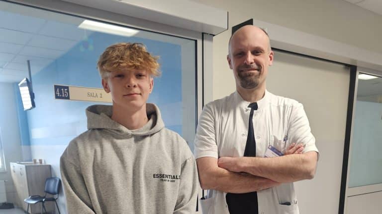 Lekarz i chłopak na oddziale szpitalnym, przygotowują się do operacji ortopedycznej.