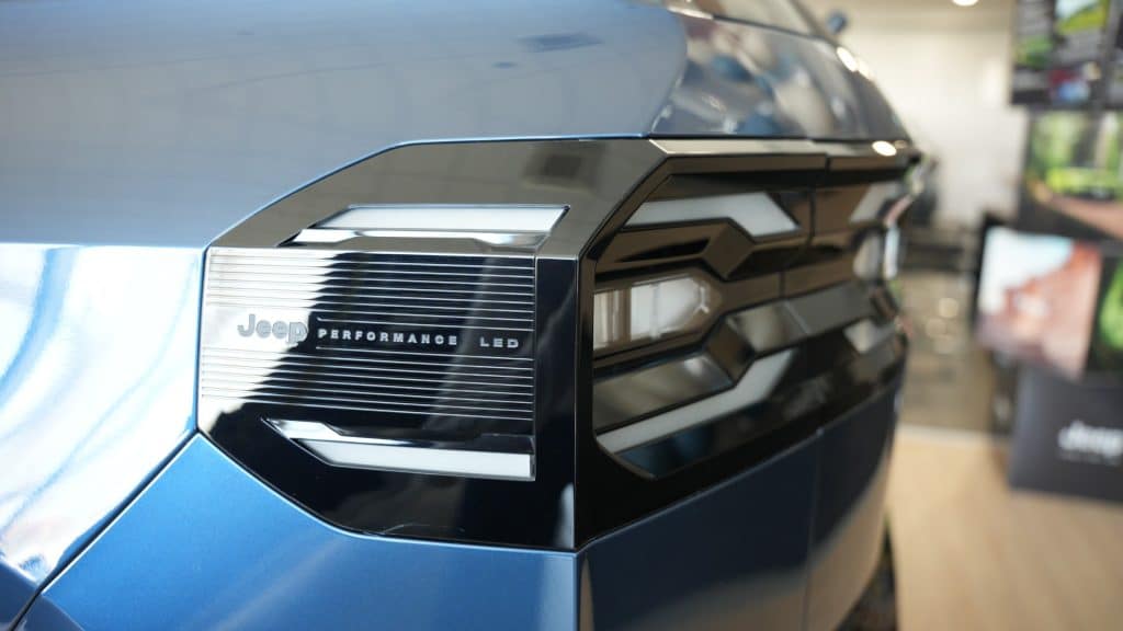 Zbliżenie na tylną część nowego Jeepa Compassa, w tym światła i logo marki.