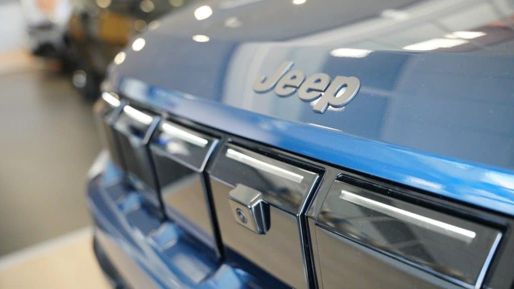 Blisko zbliżenie na logo Jeep na tylnej klapie nowego modelu w Olsztynie.