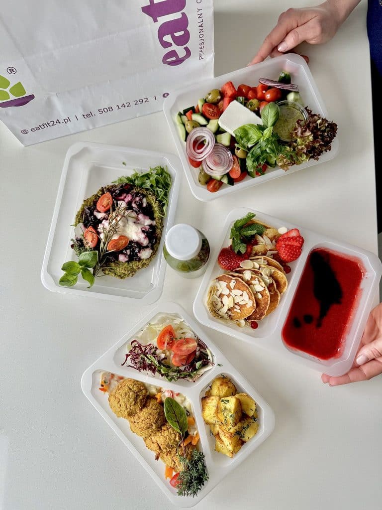 Zestaw bezglutenowych posiłk&oacute;w w pudełkach, zawiera sałatki, dania i desery.