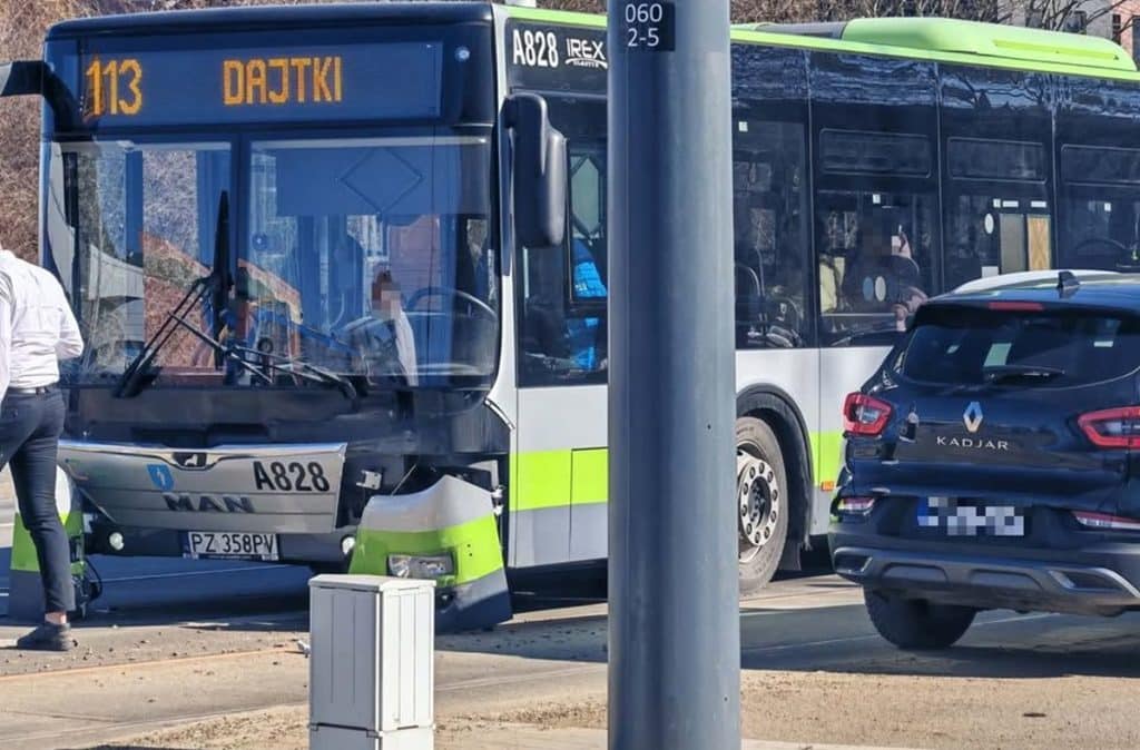 Kolizja autobusu miejskiego z samochodem osobowym na al. Piłsudskiego w Olsztynie, z widocznymi służbami na miejscu.