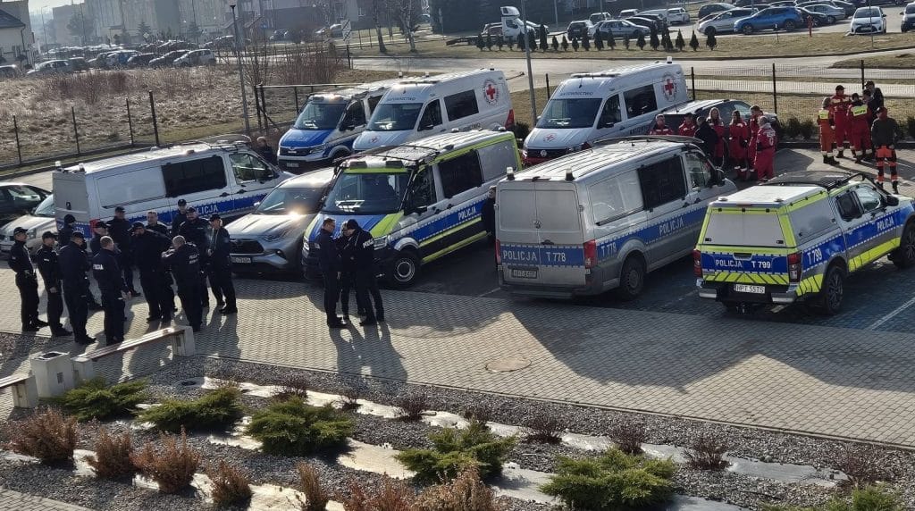 Zbi&oacute;r pojazd&oacute;w służb ratunkowych i policji podczas akcji poszukiwawczej.