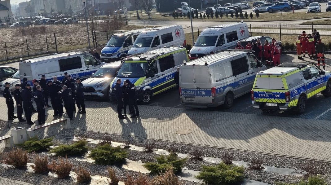 Zbi&oacute;r pojazd&oacute;w służb ratunkowych i policji podczas akcji poszukiwawczej.