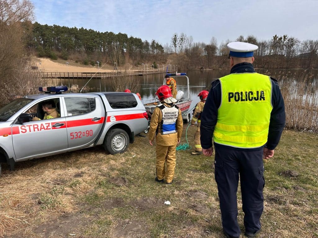 Służby ratownicze prowadzą poszukiwania nad jeziorem Sajmino w Ostr&oacute;dzie.