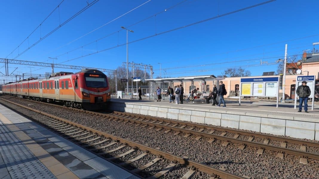 Nowe przejście pod peronami na stacji Ostr&oacute;da z windami i poprawioną dostępnością.