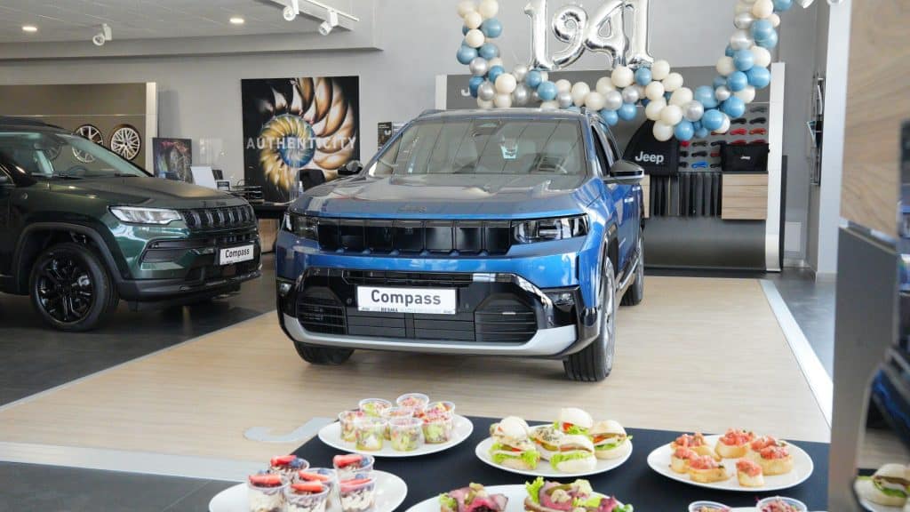 Nowy Jeep Compass na wystawie w Olsztynie, z nowoczesnym wnętrzem i technologiami.