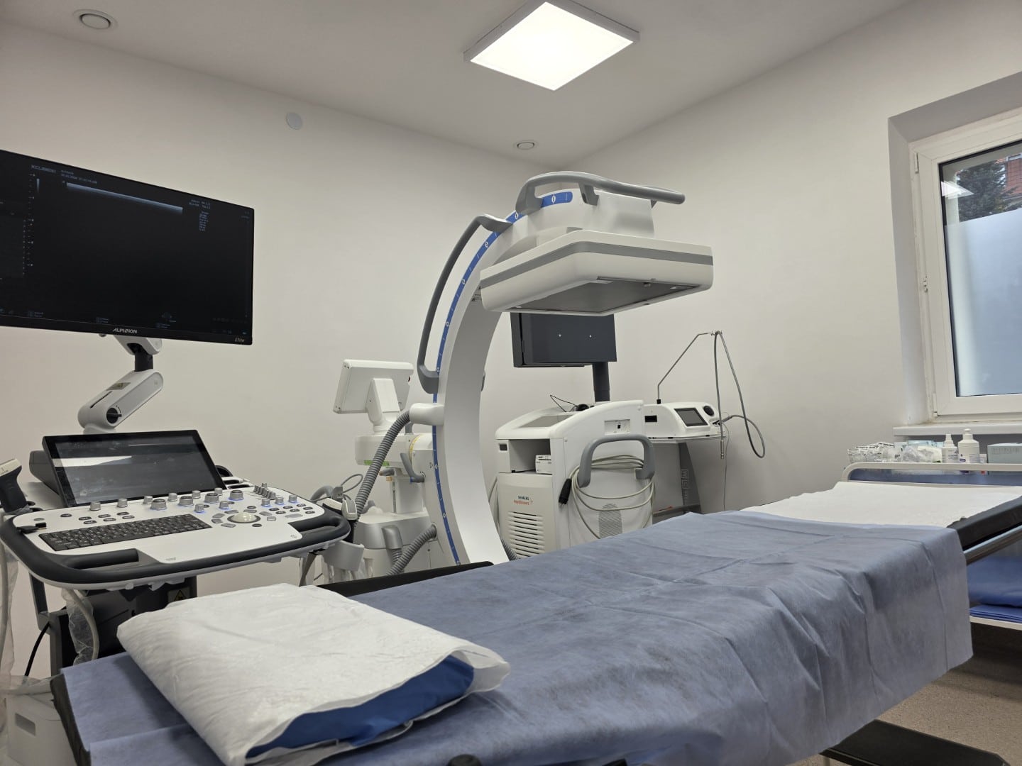 Nowoczesny sprzęt medyczny w poradni leczenia b&oacute;lu w olsztyńskim szpitalu.