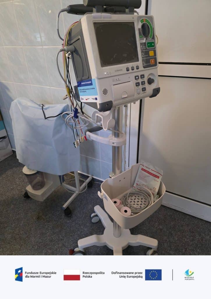 Nowoczesny sprzęt medyczny na tle ściany w szpitalu w Olsztynie.