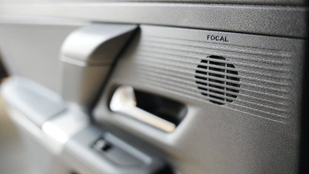 Zbliżenie na głośnik i elementy deski rozdzielczej samochodu, z widocznym oznaczeniem FOCAL.