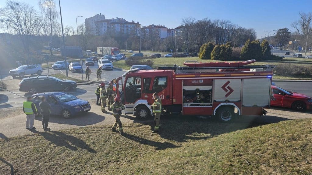 Straż pożarna i służby ratunkowe na rondzie w Olsztynie po dachowaniu samochodu.