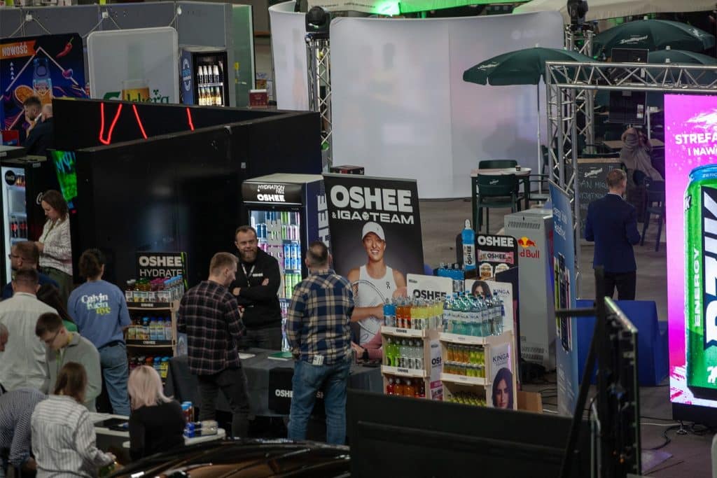 Stoisko z napojami i suplementami na targach w hali Urania w Olsztynie.