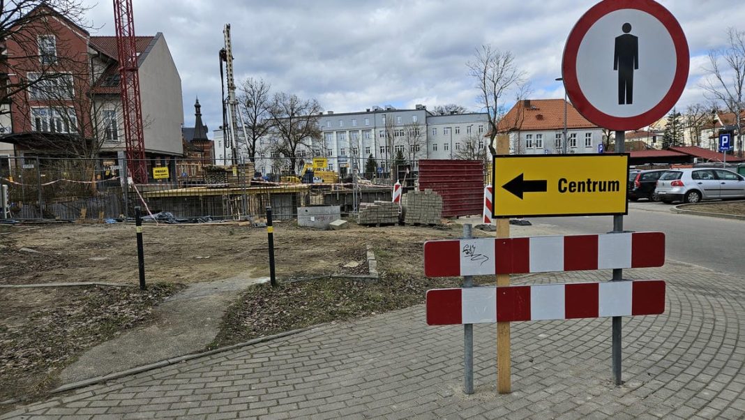 Budowa nowego obiektu hotelowo-gastronomicznego w centrum Olsztyna, widoczne wykopy i prace budowlane.
