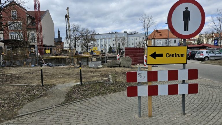 Budowa nowego obiektu hotelowo-gastronomicznego w centrum Olsztyna, widoczne wykopy i prace budowlane.