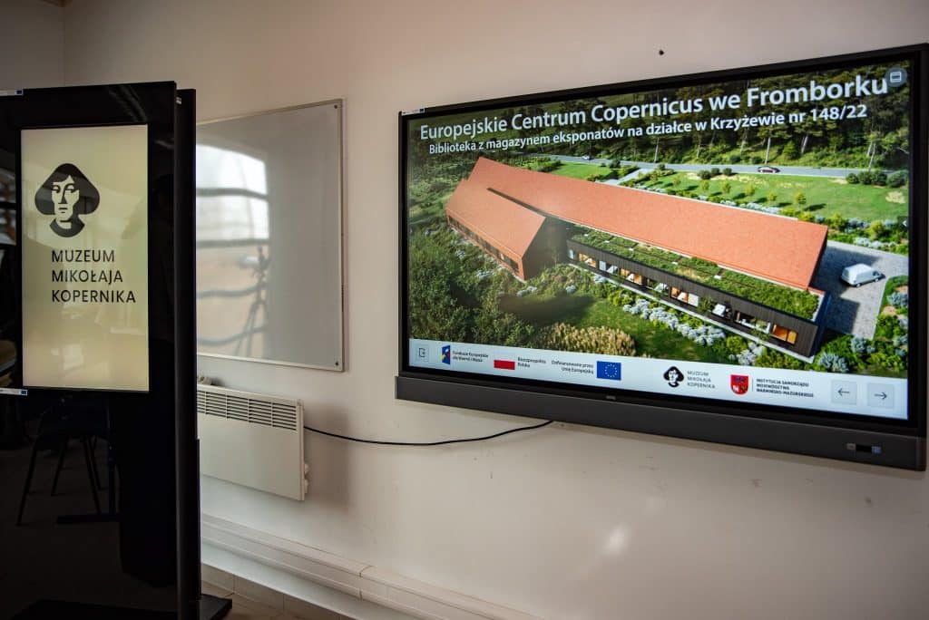 Plakat z wizualizacją nowoczesnej biblioteki i magazynu eksponat&oacute;w w Fromborku.