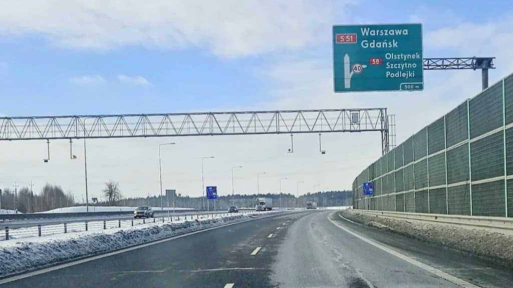 Widok na trasę S51 pod Olsztynem z oznakowaniem kontrolnym na drodze.