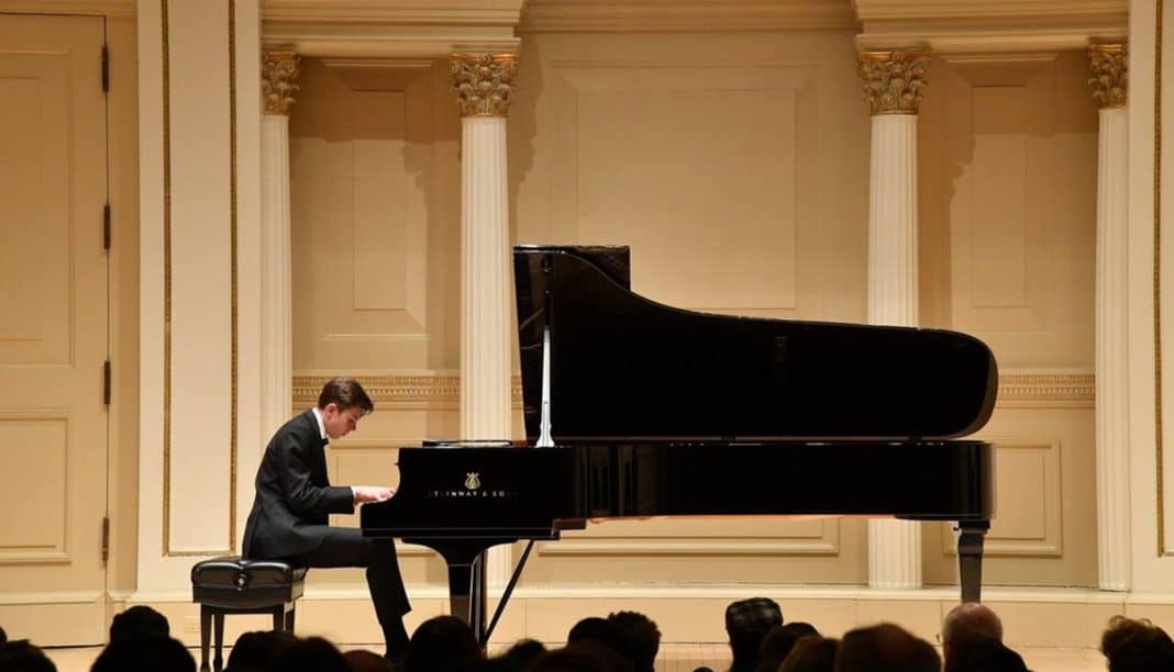 Młody pianista z gminy Dywity gra na fortepianie na scenie Carnegie Hall w Nowym Jorku.
