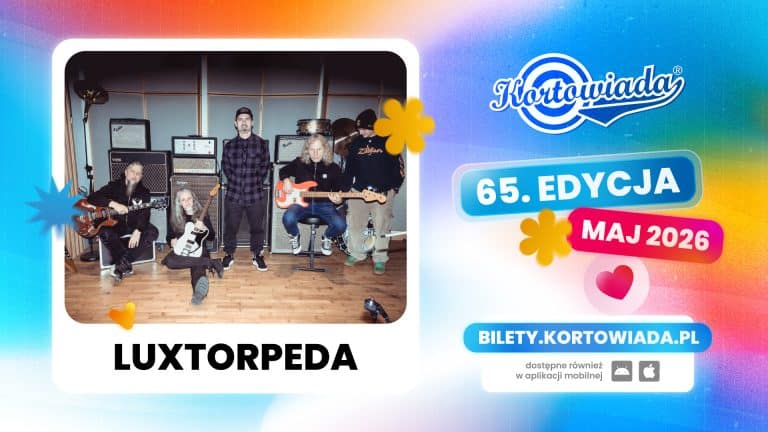 Zdjęcie zespołu muzycznego z gitarami i sprzętem na tle studia nagraniowego.