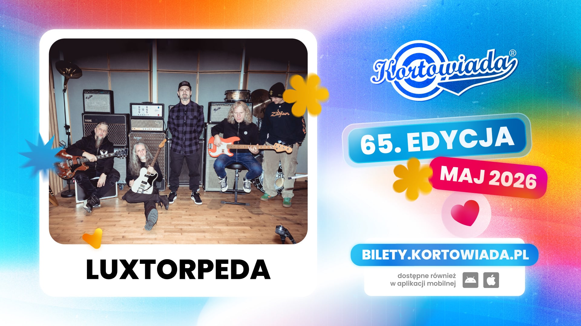 Zdjęcie zespołu muzycznego z gitarami i sprzętem na tle studia nagraniowego.