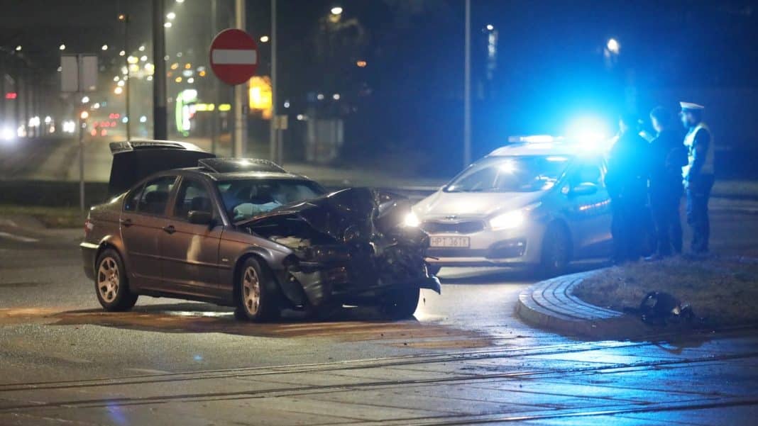 Kolizja samochodu z tramwajem na rondzie w Olsztynie, widok nocny, służby na miejscu.