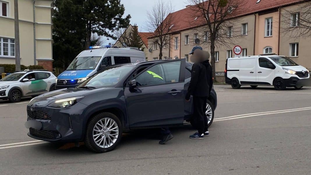 Policjant zatrzymuje kierującą Toyotę po niebezpiecznej jeździe na ulicy w Elblągu.