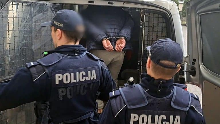 Policjanci zatrzymują agresywnego seniora podczas interwencji w domu w Węgorzewie.