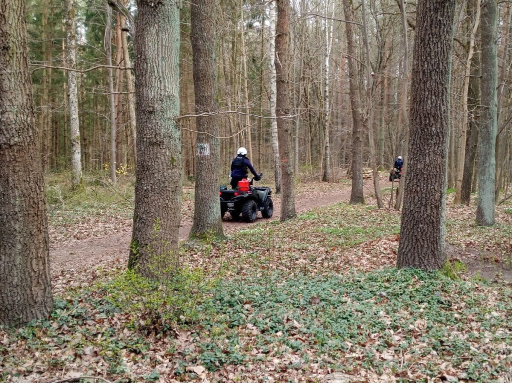 Policjanci na quadach przeszukują las w Dobrym Mieście, poszukując zaginionego mężczyzny.