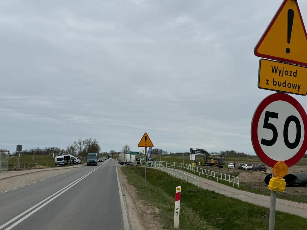 Ciężar&oacute;wka przewr&oacute;cona do rowu na drodze wojew&oacute;dzkiej, w pobliżu prac budowlanych i utrudnień w ruchu.