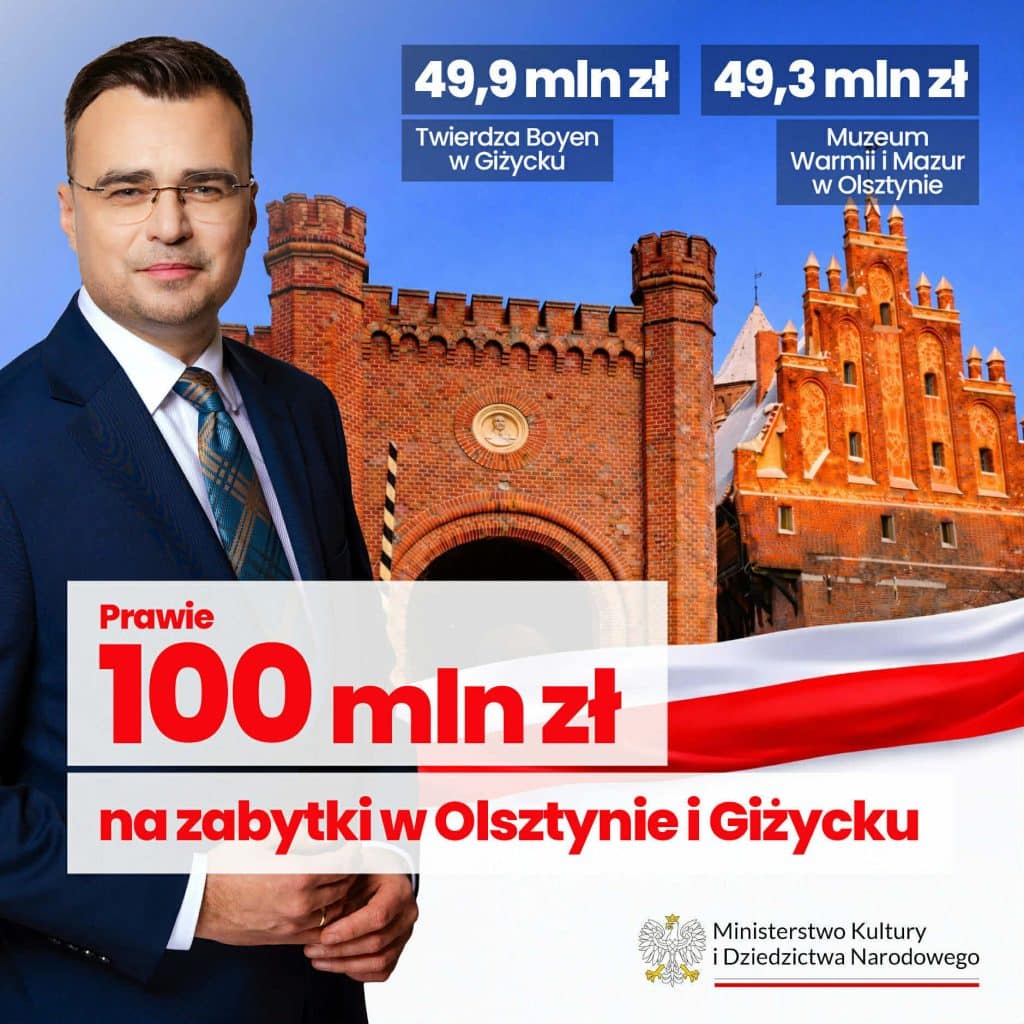 Zdjęcie przedstawia mężczyznę w garniturze na tle zamku z czerwonej cegły, z informacjami o dofinansowaniu.