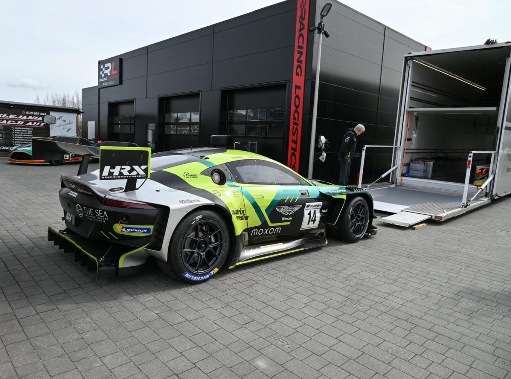 Wyścigowe Aston Martiny GT3 i GT4 podczas przygotowań w studiu pod Olsztynem.