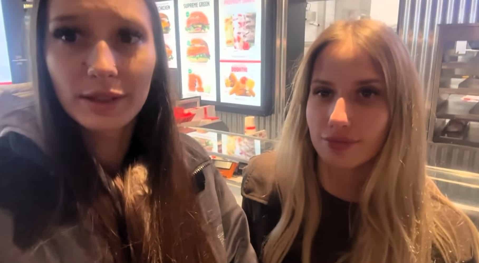 Dwie młode kobiety nagrywają się podczas nocnej wizyty w fast foodzie w centrum Olsztyna.