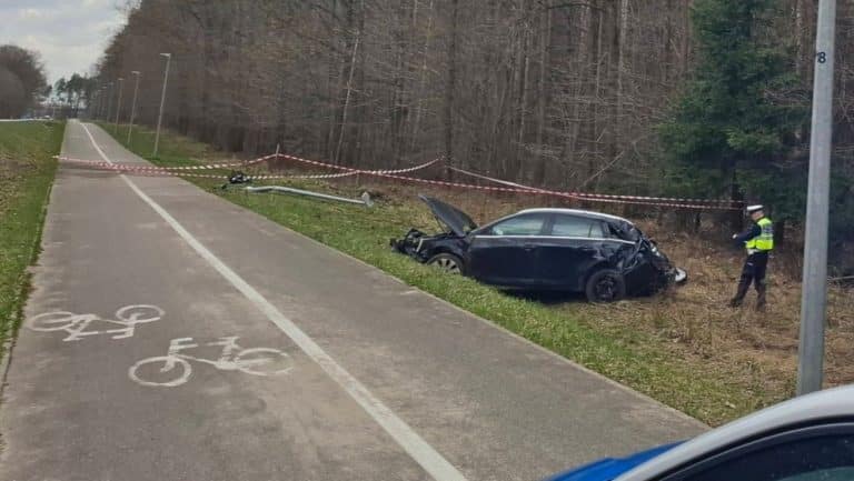 Samoch&oacute;d wypadł z drogi na ścieżkę rowerową, zatrzymał się w rowie, na miejscu pracują służby.