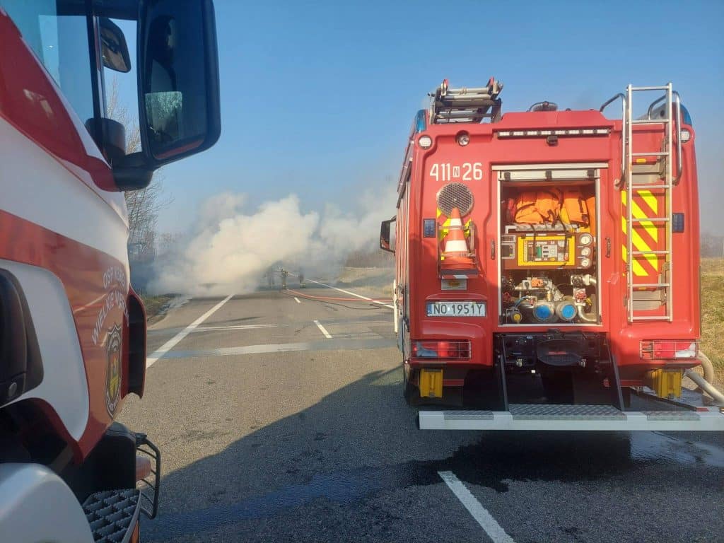 Straż pożarna gasząca płonący samoch&oacute;d na drodze ekspresowej S22 pod Braniewem.