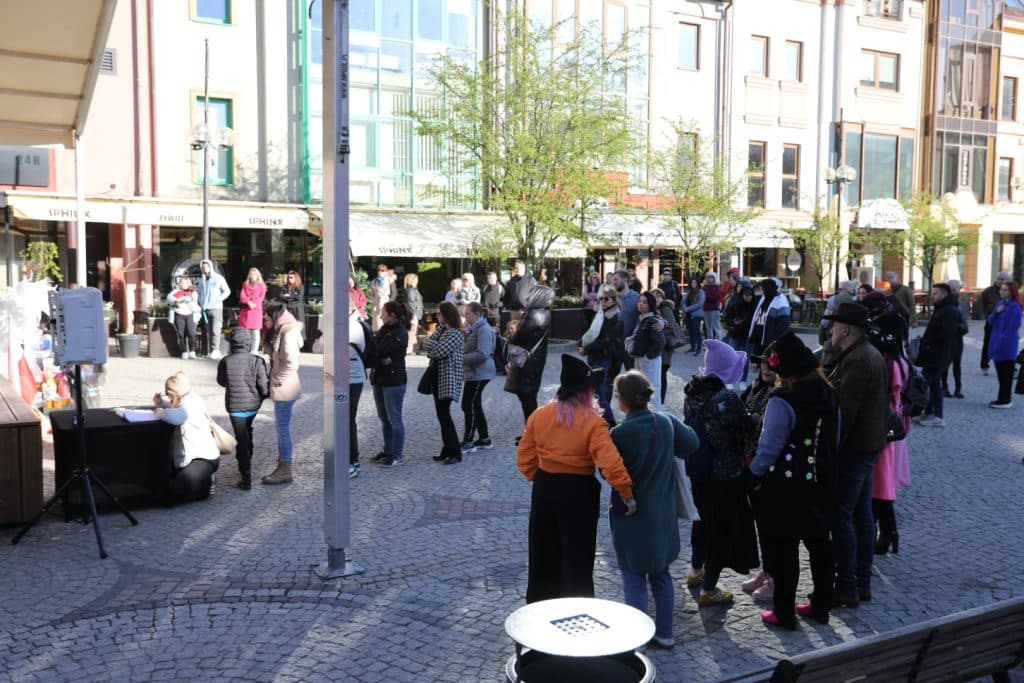 Mieszkańcy Olsztyna zgromadzeni na Targu Rybny podczas wydarzenia upamiętniającego Łukasza Litewkę, przynoszą karmę dla zwierząt.