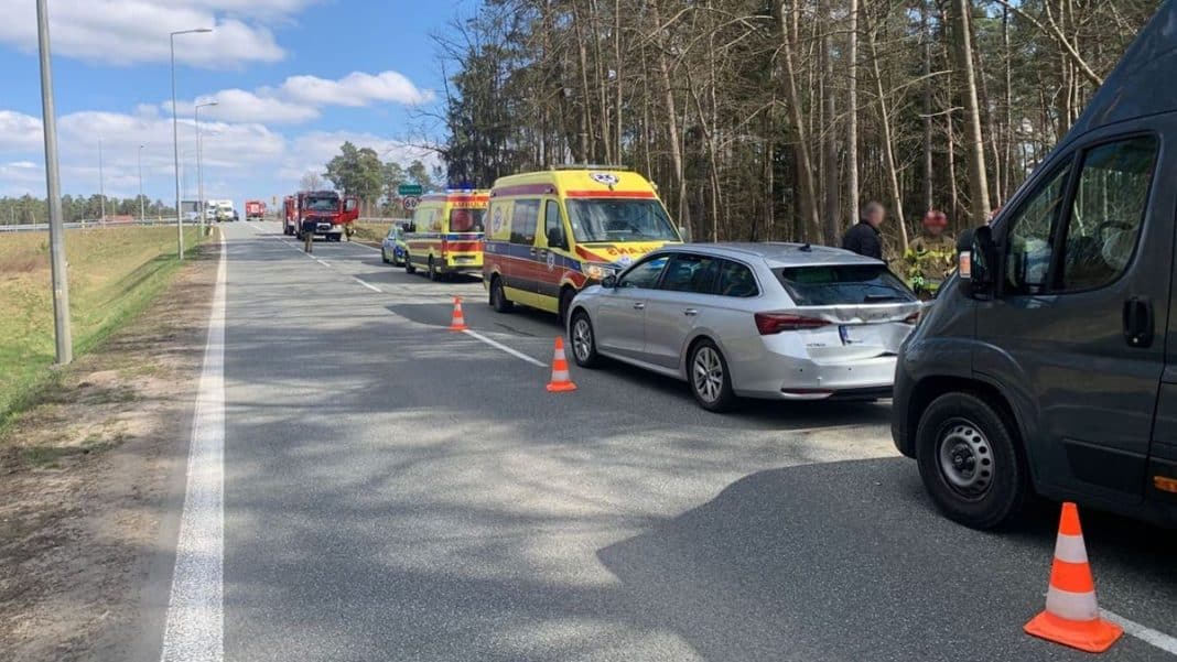 Zderzenie dw&oacute;ch pojazd&oacute;w na drodze krajowej nr 15 w wojew&oacute;dztwie warmińsko-mazurskim, służby ratunkowe na miejscu.