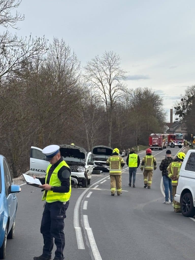 Wypadek na drodze krajowej nr 63 w Rudzie, uczestniczyło pięć samochod&oacute;w, na miejscu służby ratunkowe.