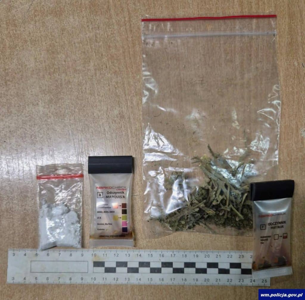 Na zdjęciu widoczne są trzy małe torebki z substancjami oraz miarka, na tle drewnianego blatu.