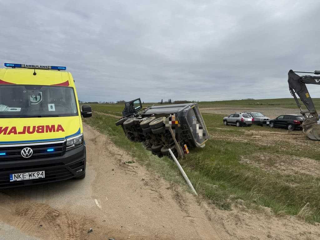 Wypadek na drodze wojew&oacute;dzkiej nr 591, ciężar&oacute;wka przewr&oacute;cona do rowu, na miejscu służby ratunkowe.