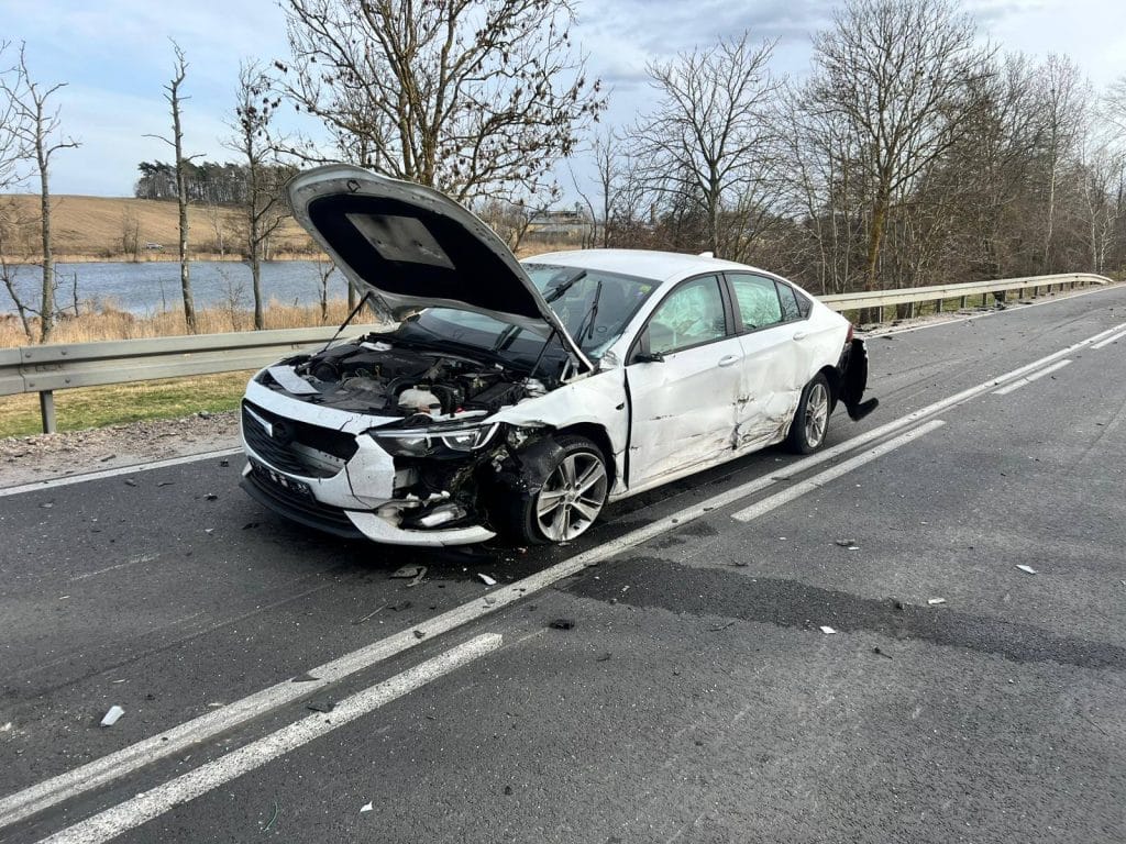Rozbity samoch&oacute;d na drodze krajowej po karambolu z udziałem pięciu pojazd&oacute;w.
