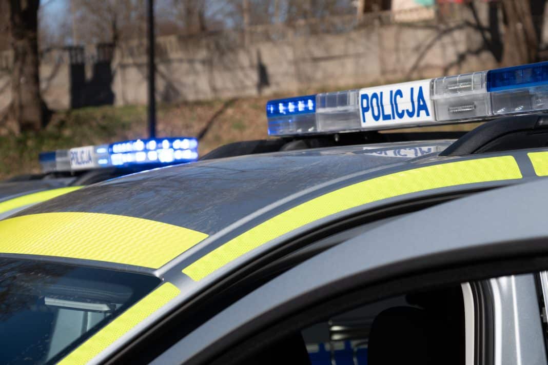 Nowe policyjne radiowozy na Mazurach, widoczne z bliska, z niebieskimi światłami i oznaczeniem POLICJA.