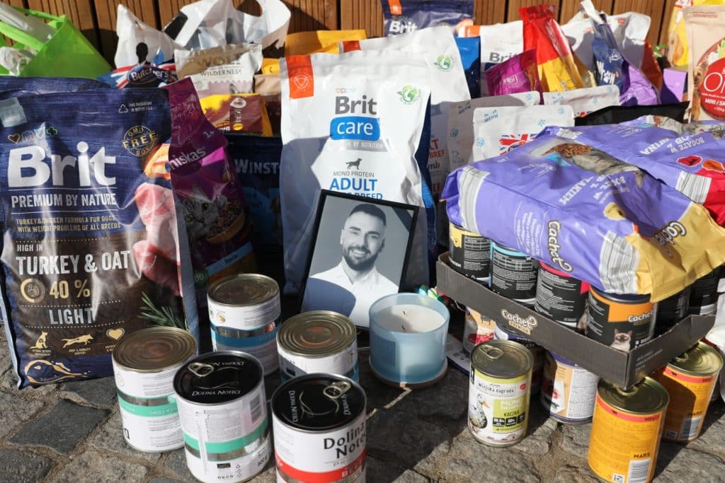 Zbi&oacute;rka karmy i zdjęcie portretowe na Targu Rybnym w Olsztynie podczas uroczystości pożegnania Łukasza Litewki.