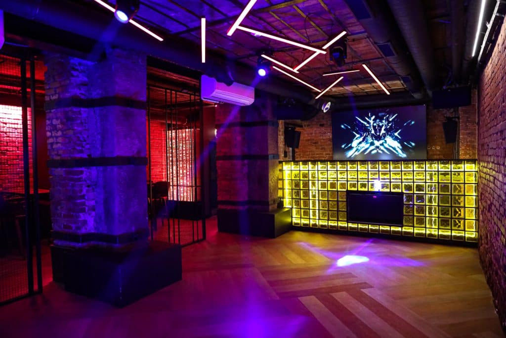 Wnętrze nowego klubu Dyskoteka Music Bar w Olsztynie z kolorowym oświetleniem i nowoczesnym wystrojem.