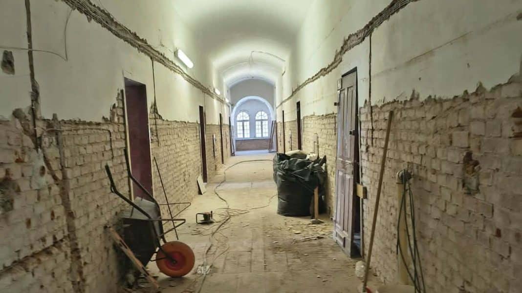 Wnętrze odrestaurowanego koszarowca w Twierdzy Boyen, w trakcie prac remontowych.